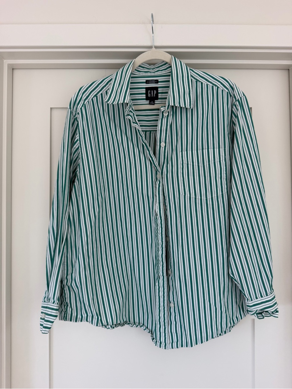 GAP Menโs Green and White Vertical Stripe Button-Down Shirt